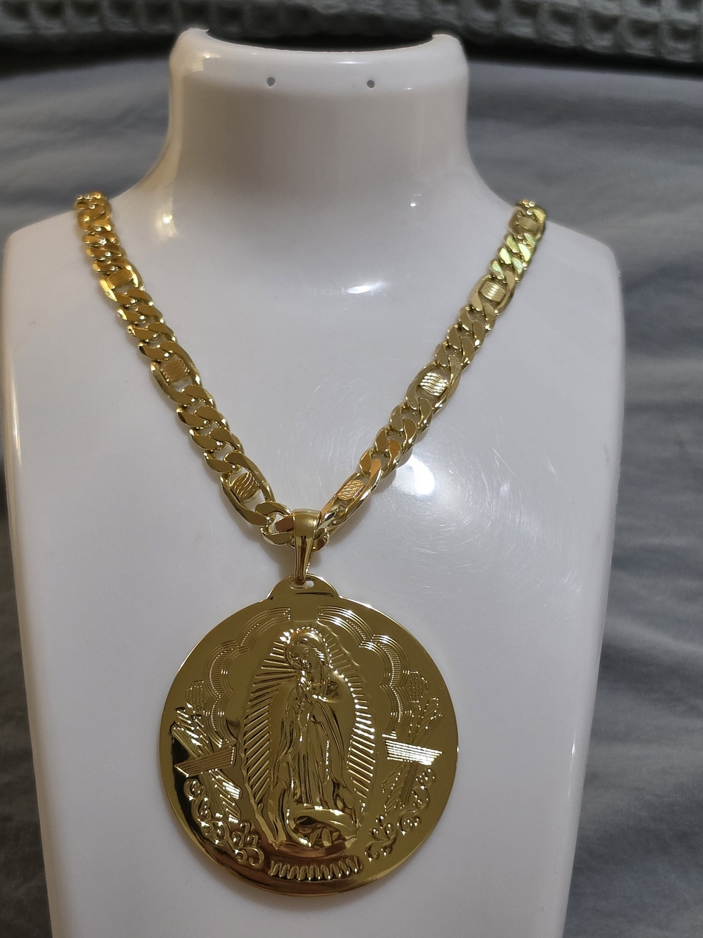 Gold-plated chain with a Virgin Mary pendant